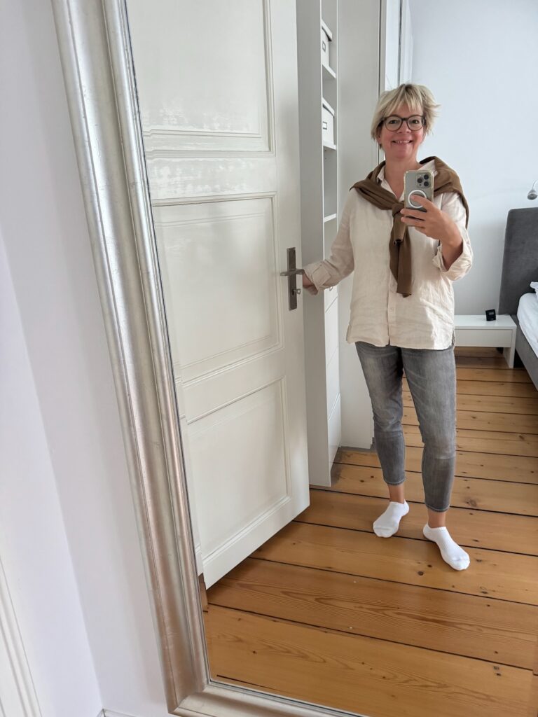 Outfitinspirationen 40. Wo 26-Herbst und Sommer-lifewithaglow-graue Skinny Jeans-Leinenhemd-beiger Trenchcoat-Sneaker Outfitinspirationen 40. Wo 26-Herbst und Sommer-lifewithaglow-graue Skinny Jeans-Leinenhemd-beiger Trenchcoat-Sneaker