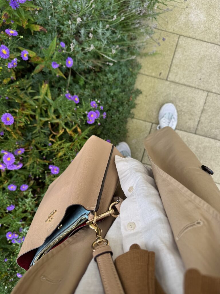 Outfitinspirationen 40. Wo 26-Herbst und Sommer-lifewithaglow-graue Skinny Jeans-Leinenhemd-beiger Trenchcoat-Sneaker Outfitinspirationen 40. Wo 26-Herbst und Sommer-lifewithaglow-graue Skinny Jeans-Leinenhemd-beiger Trenchcoat-Sneaker