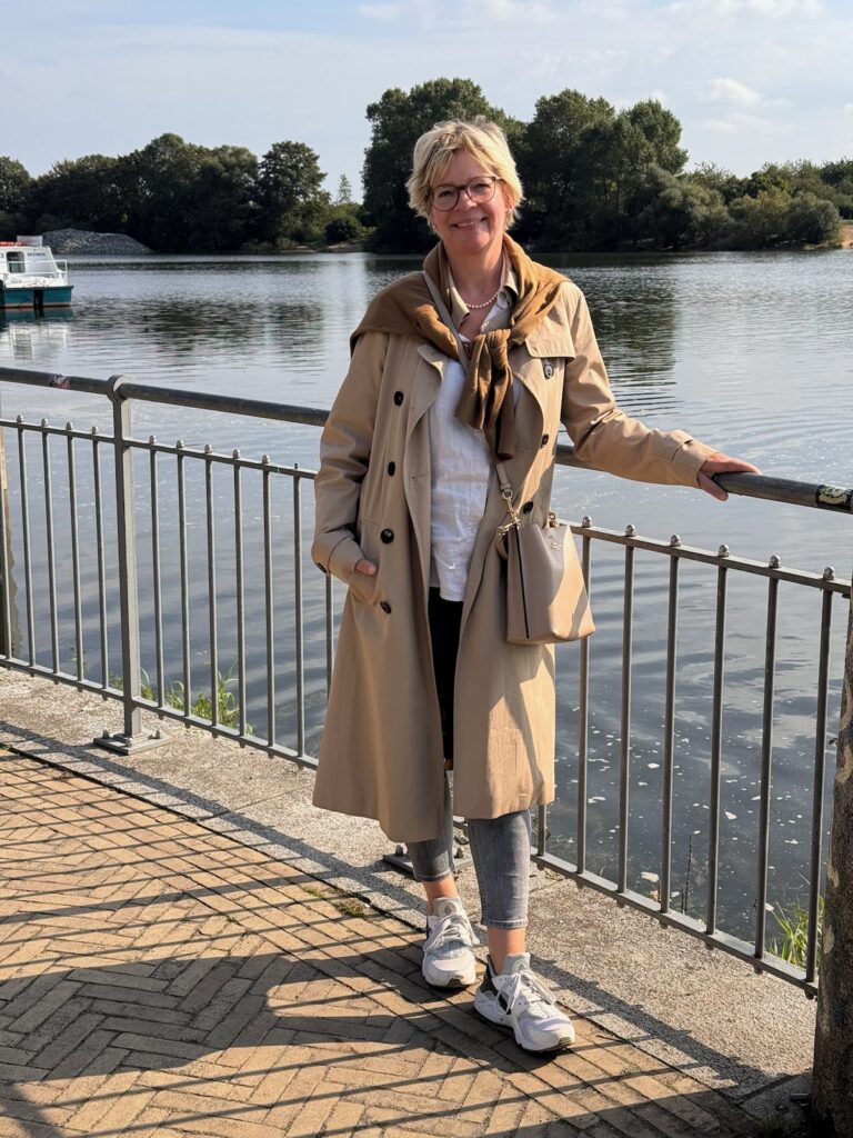 Outfitinspirationen 40. Wo 26-Herbst und Sommer-lifewithaglow-graue Skinny Jeans-Leinenhemd-beiger Trenchcoat-Sneaker Outfitinspirationen 40. Wo 26-Herbst und Sommer-lifewithaglow-graue Skinny Jeans-Leinenhemd-beiger Trenchcoat-Sneaker