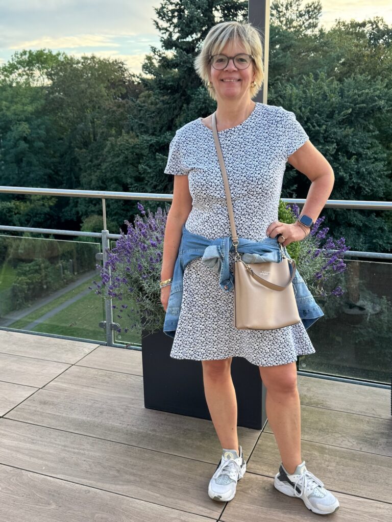 Outfitinspirationen 40. Wo 26-Herbst und Sommer-lifewithaglow-Sommerkleid blau weiß geblümt-speaker-Jeansjacke Outfitinspirationen 40. Wo 26-Herbst und Sommer-lifewithaglow-Sommerkleid blau weiß geblümt-speaker-Jeansjacke