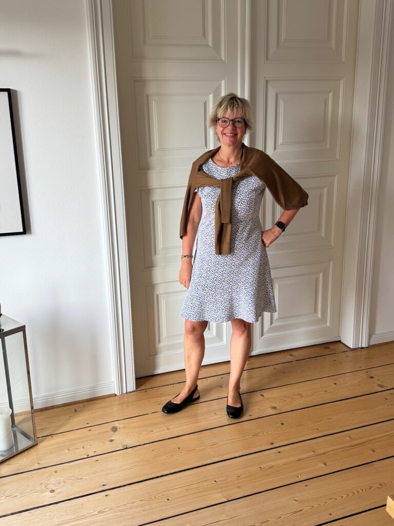 Outfitinspirationen 40. Wo 26-Herbst und Sommer-lifewithaglow-Sommerkleid blau weiß geblümt-Cadigan Zimt-Slingbacks Outfitinspirationen 40. Wo 26-Herbst und Sommer-lifewithaglow-Sommerkleid blau weiß geblümt-Cadigan Zimt-Slingbacks