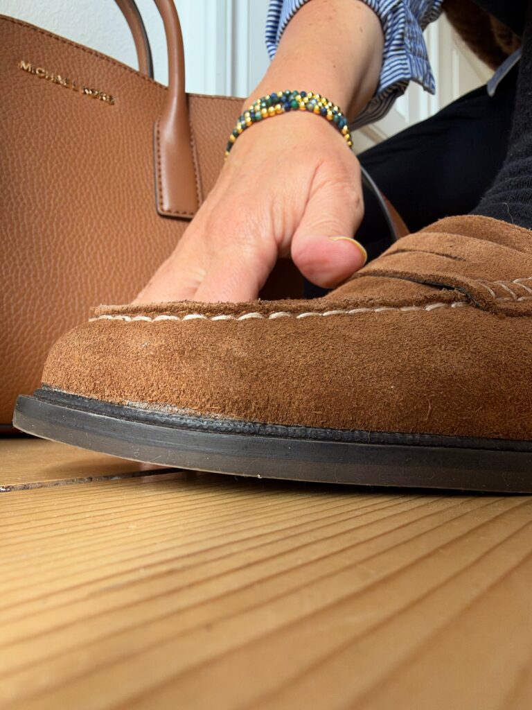 Outfitinspirationen-Grau, Braun und Jeans-lifewithaglow-Chino dunkelblau-Bluse blau weiß gestreift Pullunder kupferfarben-Loafer schwarz Outfitinspirationen-Grau, Braun und Jeans-lifewithaglow-Chino dunkelblau-Bluse blau weiß gestreift Pullunder kupferfarben-Loafer schwarz