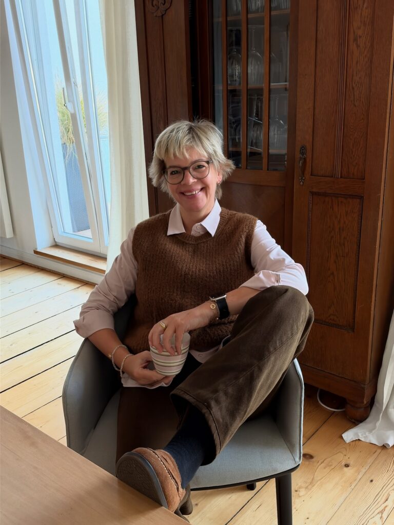 Outfitinspirationen-Grau, Braun und Jeans-lifewithaglow-Chino dunkelblau-Bluse blau weiß gestreift Pullunder kupferfarben-Loafer schwarz Outfitinspirationen-Grau, Braun und Jeans-lifewithaglow-Chino dunkelblau-Bluse blau weiß gestreift Pullunder kupferfarben-Loafer schwarz