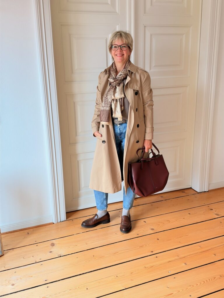 Outfitinspirationen-Grau, Braun und Jeans-lifewithaglow-Jeans -Merinopulli taupe-Loafer braun-Seidenschal braun beige- Outfitinspirationen-Grau, Braun und Jeans-lifewithaglow-Jeans -Merinopulli taupe-Loafer braun-Seidenschal braun beige-