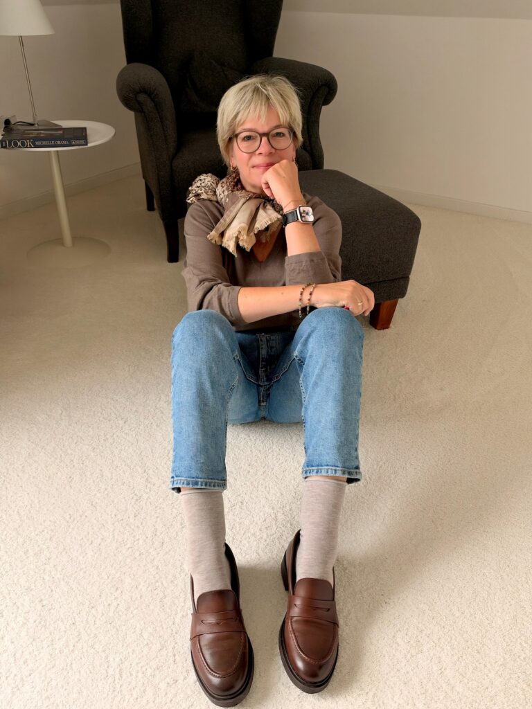 Outfitinspirationen-Grau, Braun und Jeans-lifewithaglow-Jeans -Merinopulli taupe-Loafer braun-Seidenschal braun beige- Outfitinspirationen-Grau, Braun und Jeans-lifewithaglow-Jeans -Merinopulli taupe-Loafer braun-Seidenschal braun beige-