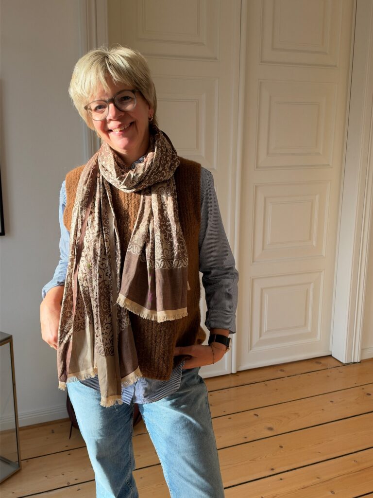 Outfitinspirationen-Grau, Braun und Jeans-lifewithaglow-Jeans -Bluse blau weiß gestreift-Pullunder Kupfer-Schal braun beige-Loafer braun Outfitinspirationen-Grau, Braun und Jeans-lifewithaglow-Jeans -Bluse blau weiß gestreift-Pullunder Kupfer-Schal braun beige-Loafer braun