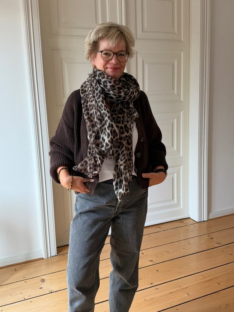 Outfitinspirationen-Grau, Braun und Jeans-lifewithaglow-graue Mom Jeans-weißes T-Shirt-Leoschal-braune Rippstrickjacke Outfitinspirationen-Grau, Braun und Jeans-lifewithaglow-graue Mom Jeans-weißes T-Shirt-Leoschal-braune Rippstrickjacke