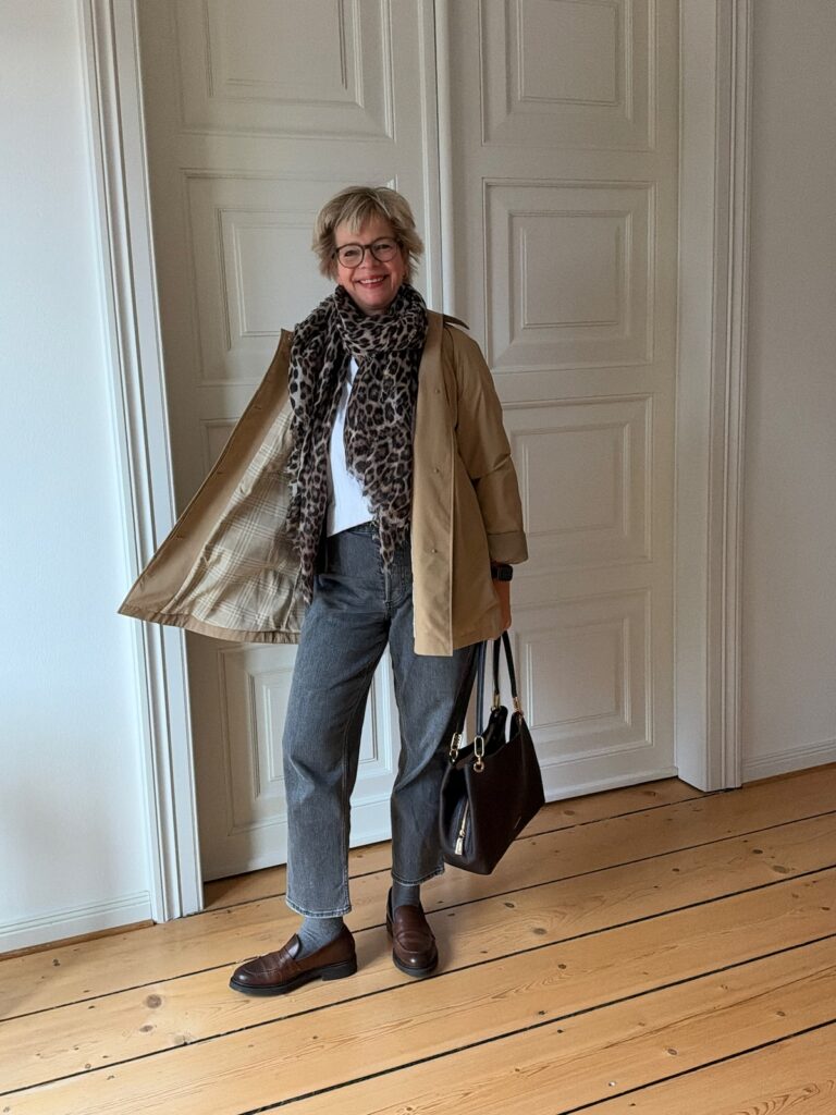 Outfitinspirationen-Grau, Braun und Jeans-lifewithaglow-graue Mom Jeans-weißes T-Shirt-Leoschal-braune Rippstrickjacke Outfitinspirationen-Grau, Braun und Jeans-lifewithaglow-graue Mom Jeans-weißes T-Shirt-Leoschal-braune Rippstrickjacke
