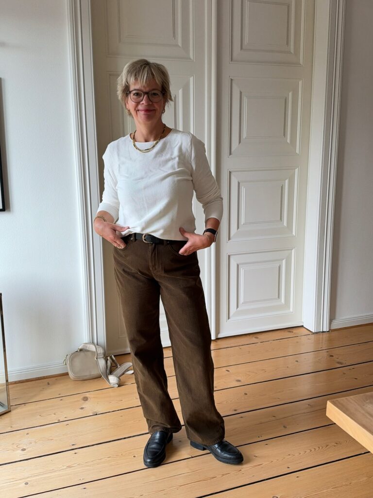 Outfitinspirationen-Grau, Braun und Jeans-lifewithaglow-braune Jeans weit-Pullover off-white-Glencheck Blazer braun-schwarze Loafer Outfitinspirationen-Grau, Braun und Jeans-lifewithaglow-braune Jeans weit-Pullover off-white-Glencheck Blazer braun-schwarze Loafer