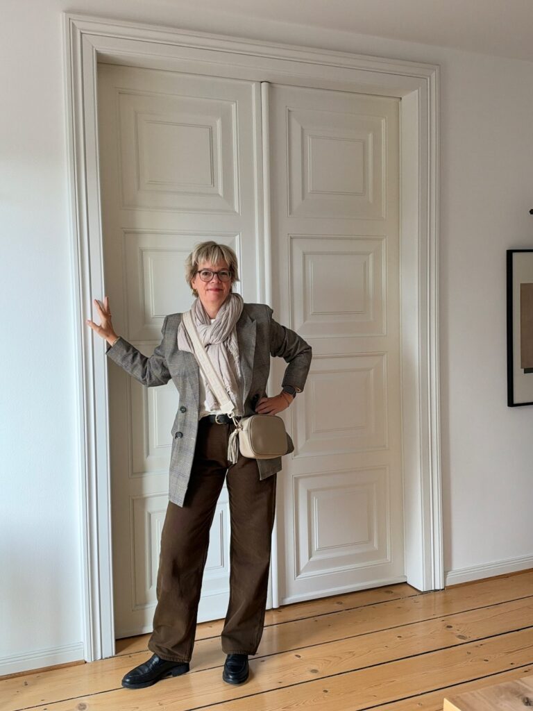 Outfitinspirationen-Grau, Braun und Jeans-lifewithaglow-braune Jeans weit-Pullover off-white-Glencheck Blazer braun-schwarze Loafer Outfitinspirationen-Grau, Braun und Jeans-lifewithaglow-braune Jeans weit-Pullover off-white-Glencheck Blazer braun-schwarze Loafer
