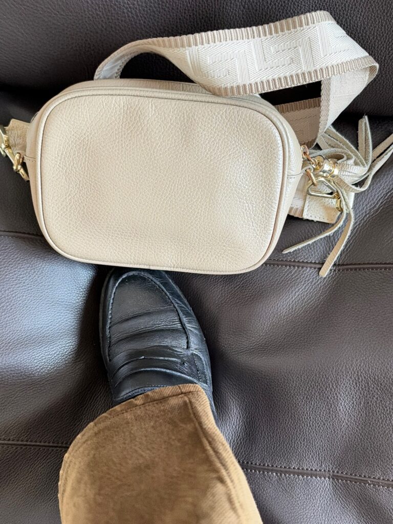 Outfitinspirationen-Grau, Braun und Jeans-lifewithaglow-braune Jeans weit-Pullover off-white-Glencheck Blazer braun-schwarze Loafer Outfitinspirationen-Grau, Braun und Jeans-lifewithaglow-braune Jeans weit-Pullover off-white-Glencheck Blazer braun-schwarze Loafer