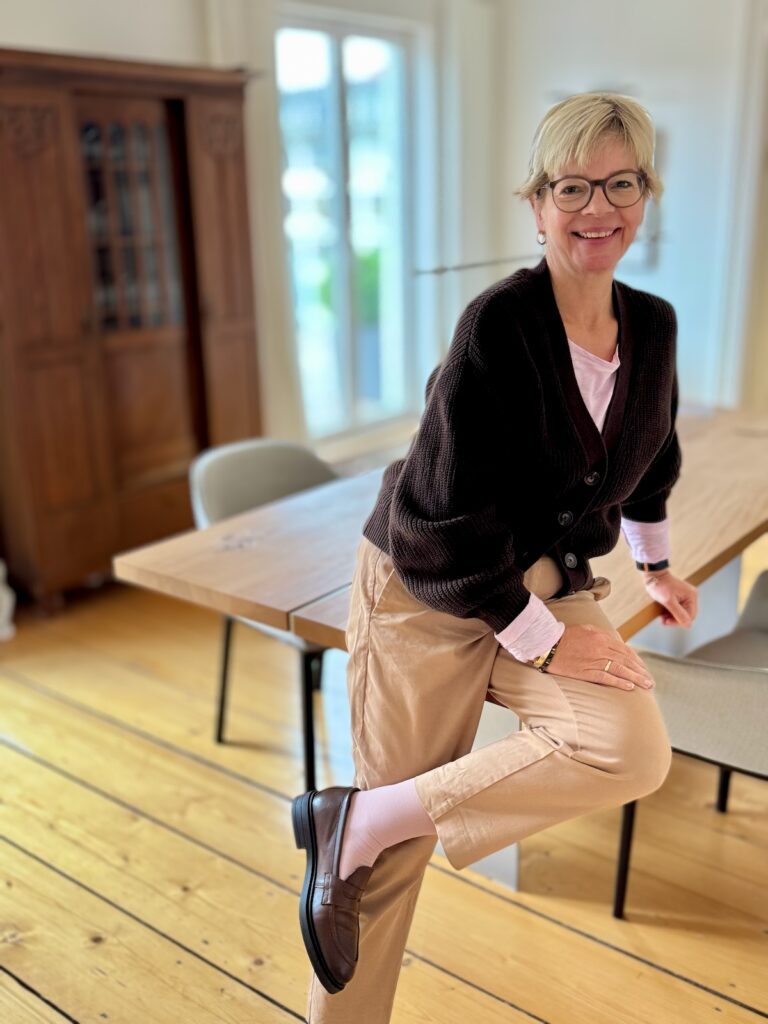 Outfitinspirationen-Der Herbst ist da- lifewithaglow-Hose Karamell-Longsleeve rosa-Cadigan in Rippstrick braun-Loafer