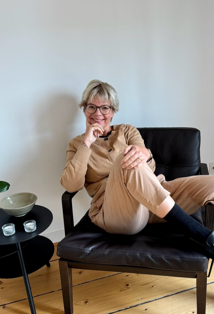 Outfitinspirationen-Der Herbst ist da- lifewithaglow-Hose Karamell-T-Shirt dunkelblau-Cadigan caramell-Loafer