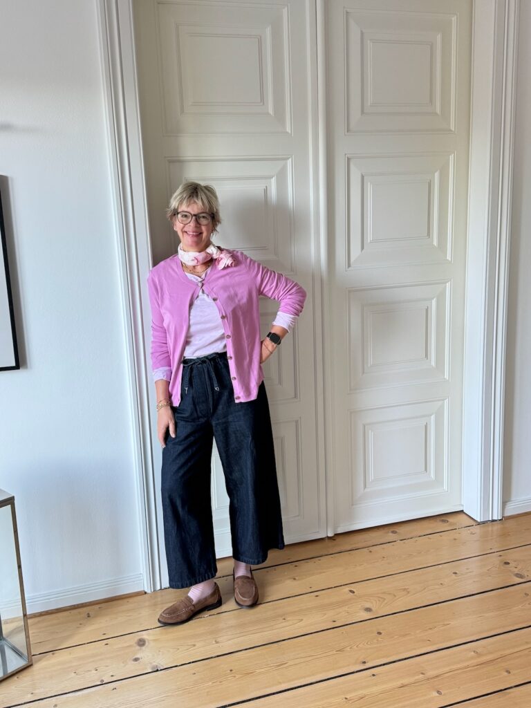 Outfitinspirationen-Der Herbst ist da- lifewithaglow-weite dunkle Jeans-rosa Longsleeve- Cardigan pink-Loafer braun