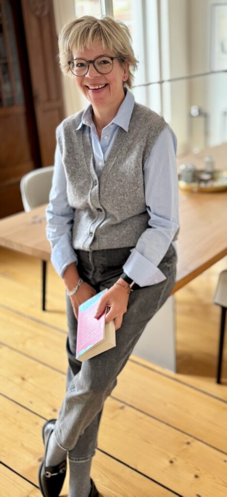 Outfitinspirationen-Der Herbst ist da- lifewithaglow-Mom Jeans grau-Strickweste grau-Bluse blau weiß gestreift-Loafer
