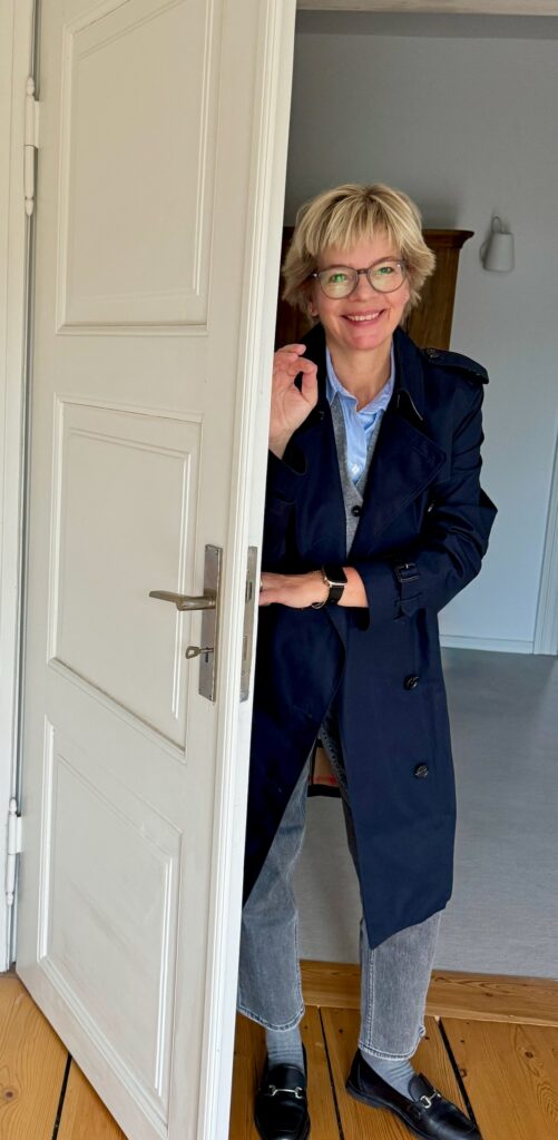 Outfitinspirationen-Der Herbst ist da- lifewithaglow-Mom Jeans grau-Strickweste grau-Bluse blau weiß gestreift-Loafer