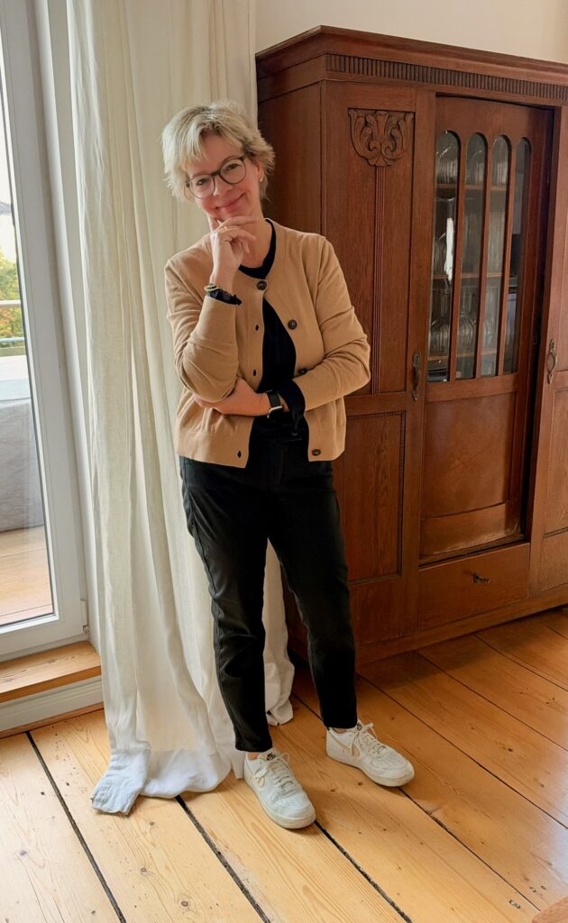 Outfitinspirationen-Der Herbst ist da- lifewithaglow-Chino schwarz-Longsleeve schwarz-Cadigan Karamell-Loafer