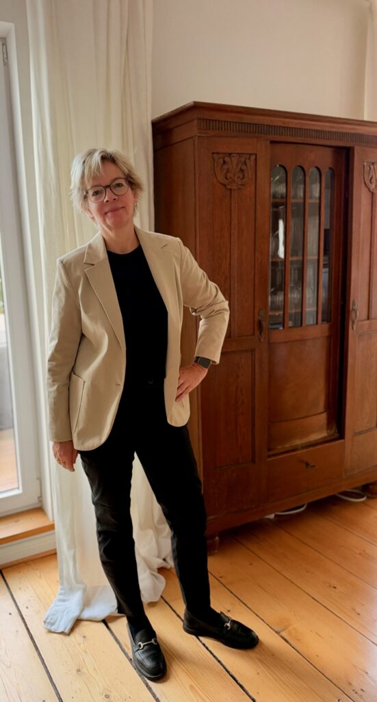 Outfitinspirationen-Der Herbst ist da- lifewithaglow-Chino schwarz-Longsleeve schwarz-Cadigan Karamell-Loafer