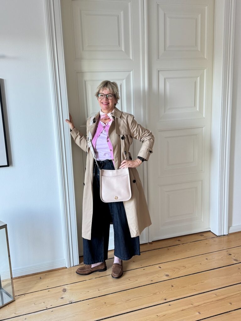 Outfitinspirationen-Der Herbst ist da- lifewithaglow-weite dunkle Jeans-rosa Longsleeve- Cardigan pink-Loafer braun