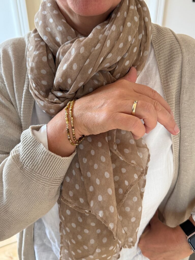 Outfitinspirationen-Der Herbst ist da- lifewithaglow-Leggings-weiße Leinenbluse-beiger Longcardigan-Sneaker-Halstuch gepunktet