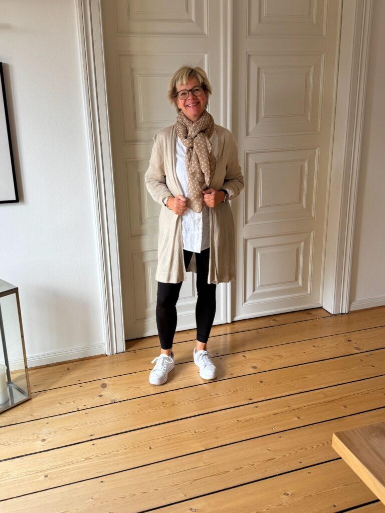 Outfitinspirationen-Der Herbst ist da- lifewithaglow-Leggings-weiße Leinenbluse-beiger Longcardigan-Sneaker-Halstuch gepunktet
