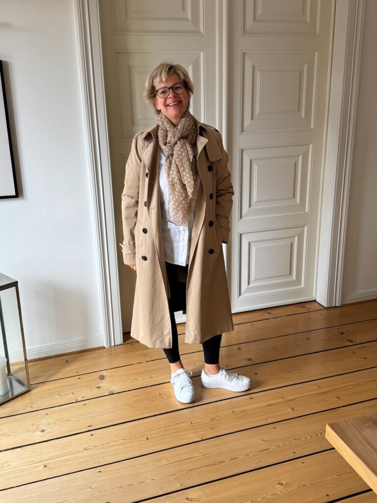 Outfitinspirationen-Der Herbst ist da- lifewithaglow-Leggings-weiße Leinenbluse-beiger Longcardigan-Sneaker-Halstuch gepunktet