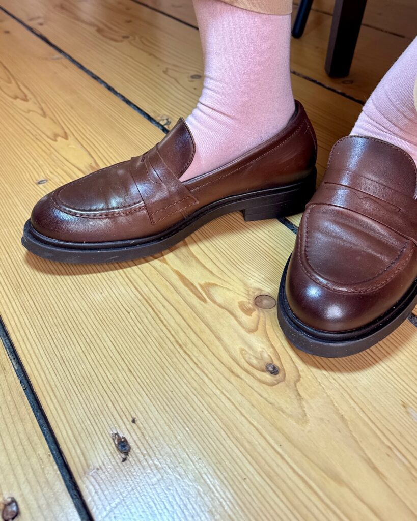 Outfitinspirationen-Der Herbst ist da- lifewithaglow-Hose Karamell-Longsleeve rosa-Cadigan in Rippstrick braun-Loafer