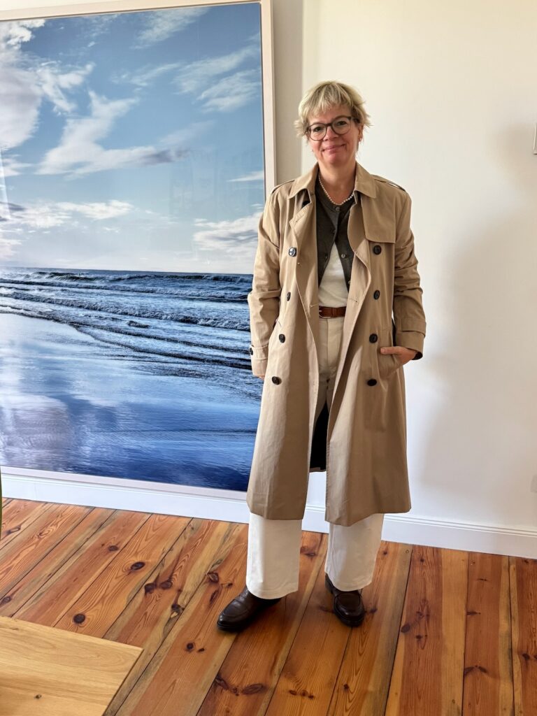 Outfitinspirationen-41.Wo 26-goldender Herbst und krasser Übergang-lifewithaglow-Barrel leg Hose ecru-T-shirt ecru-Cardigan braun-Loafer braun-Trenchcoat beige Outfitinspirationen-41.Wo 26-goldender Herbst und krasser Übergang-lifewithaglow-Barrel leg Hose ecru-T-shirt ecru-Cardigan braun-Loafer braun-Trenchcoat beige