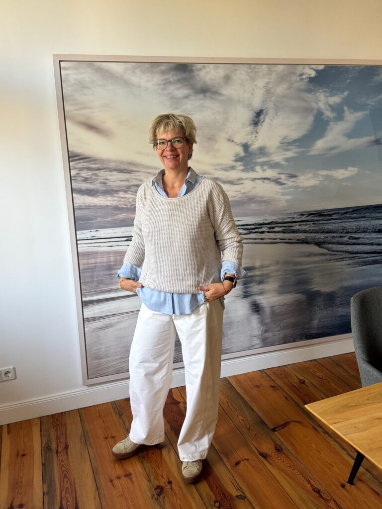 Outfitinspirationen-41.Wo 26-goldender Herbst und krasser Übergang-lifewithaglow-Barrel leg Hose ecru-Bluse hellblau-Rippstrickpulli beige-Plateausneaker beige Outfitinspirationen-41.Wo 26-goldender Herbst und krasser Übergang-lifewithaglow-Barrel leg Hose ecru-Bluse hellblau-Rippstrickpulli beige-Plateausneaker beige