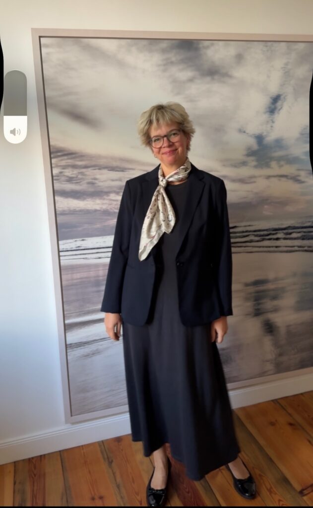 Outfitinspirationen-41.Wo 26-goldender Herbst und krasser Übergang-lifewithaglow-Dunkelblaues leichtes Strickkleid-Blazer dunkelblau-Ballerina Outfitinspirationen-41.Wo 26-goldender Herbst und krasser Übergang-lifewithaglow-Dunkelblaues leichtes Strickkleid-Blazer dunkelblau-Ballerina