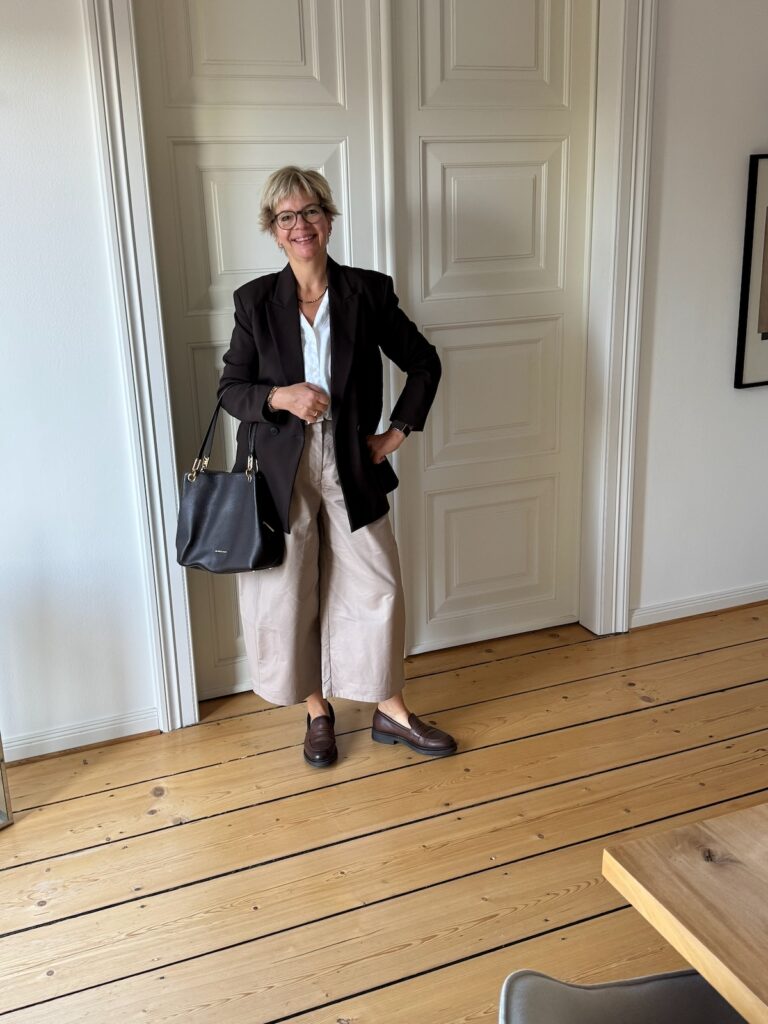 Outfitinspirationen-41.Wo 26-goldender Herbst und krasser Übergang-lifewithaglow-beige Barrel Leg Hose, weiße Leinenbluse-brauner Blazer-braune Loafer Outfitinspirationen-41.Wo 26-goldender Herbst und krasser Übergang-lifewithaglow-beige Barrel Leg Hose, weiße Leinenbluse-brauner Blazer-braune Loafer