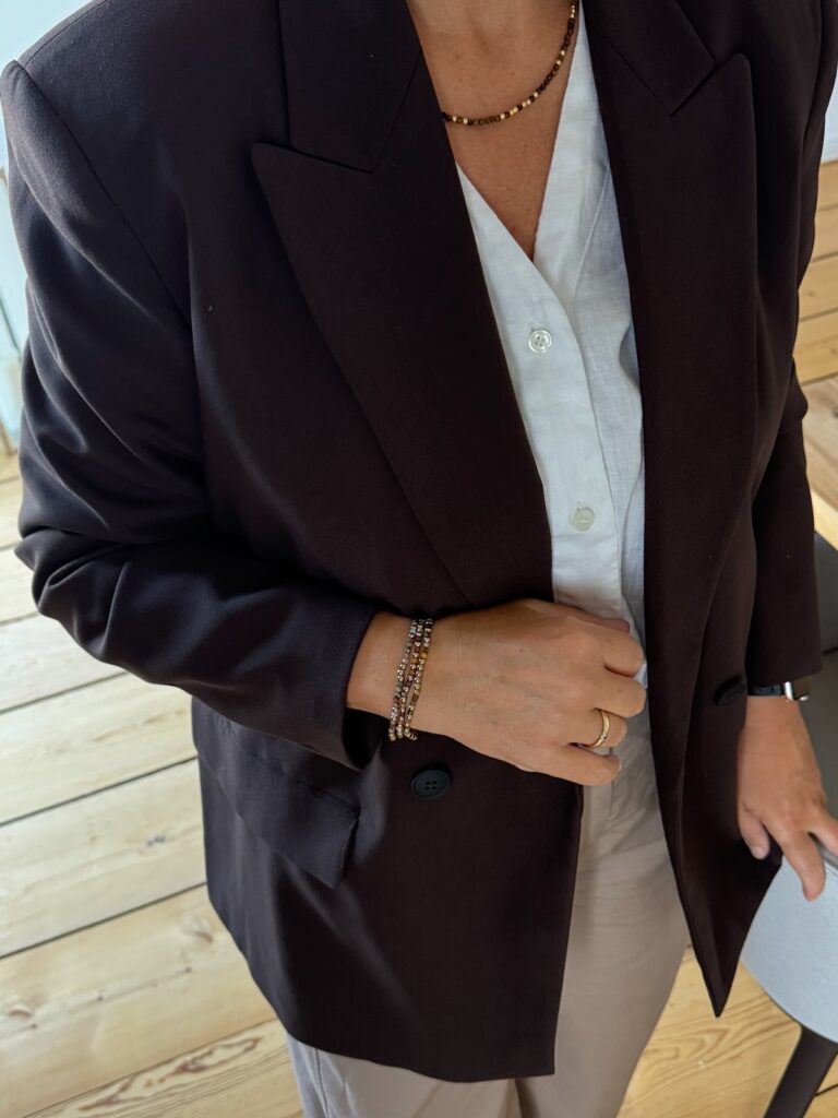 Outfitinspirationen-41.Wo 26-goldender Herbst und krasser Übergang-lifewithaglow-beige Barrel Leg Hose, weiße Leinenbluse-brauner Blazer-braune Loafer Outfitinspirationen-41.Wo 26-goldender Herbst und krasser Übergang-lifewithaglow-beige Barrel Leg Hose, weiße Leinenbluse-brauner Blazer-braune Loafer