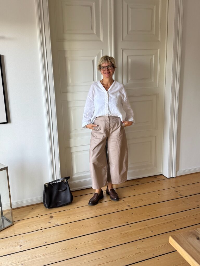 Outfitinspirationen-41.Wo 26-goldender Herbst und krasser Übergang-lifewithaglow-beige Barrel Leg Hose, weiße Leinenbluse-brauner Blazer-braune Loafer Outfitinspirationen-41.Wo 26-goldender Herbst und krasser Übergang-lifewithaglow-beige Barrel Leg Hose, weiße Leinenbluse-brauner Blazer-braune Loafer