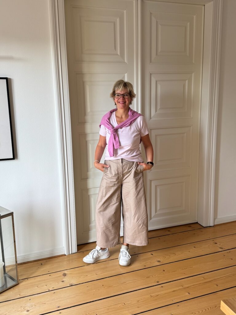 Outfitinspirationen-41.Wo 26-goldender Herbst und krasser Übergang-lifewithaglow-beige Barrel Leg Hose-rosa T-Shirt-pinker Cardigan-Sneaker weiß rosa-armbänder Pera Schmuckmanufaktur Outfitinspirationen-41.Wo 26-goldender Herbst und krasser Übergang-lifewithaglow-beige Barrel Leg Hose-rosa T-Shirt-pinker Cardigan-Sneaker weiß rosa-armbänder Pera Schmuckmanufaktur