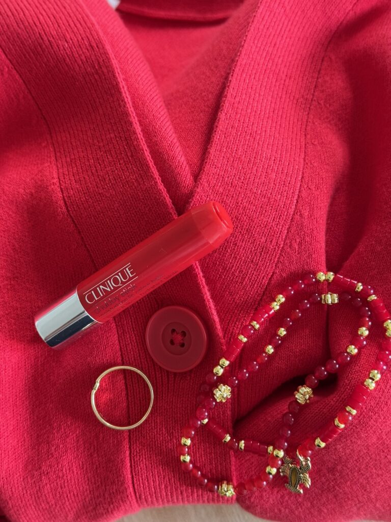 Outfitinspirationen-41.Wo 26-goldender Herbst und krasser Übergang-lifewithaglow-weite Jeans cropped-weißes T-Shirt-rote Strickjacke-braune Loafer Outfitinspirationen-41.Wo 26-goldender Herbst und krasser Übergang-lifewithaglow-weite Jeans cropped-weißes T-Shirt-rote Strickjacke-braune Loafer
