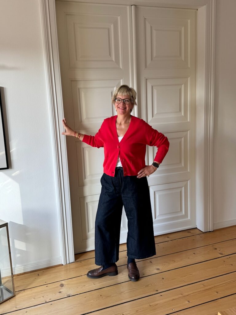 Outfitinspirationen-41.Wo 26-goldender Herbst und krasser Übergang-lifewithaglow-weite Jeans cropped-weißes T-Shirt-rote Strickjacke-braune Loafer Outfitinspirationen-41.Wo 26-goldender Herbst und krasser Übergang-lifewithaglow-weite Jeans cropped-weißes T-Shirt-rote Strickjacke-braune Loafer